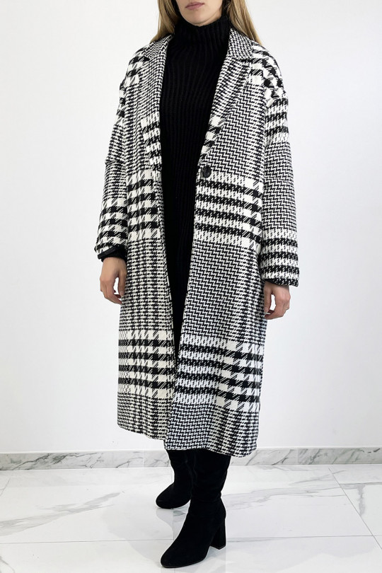 Long 3/4 coat with spaced houndstooth pattern with thick band creating an optical play that restructures the silhouette - 7