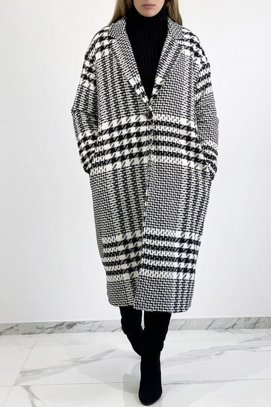 Long 3/4 coat with spaced houndstooth pattern with thick band creating an optical play that restructures the silhouette - 8