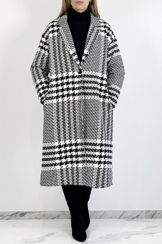 Long 3/4 coat with spaced houndstooth pattern with thick band creating an optical play that restructures the silhouette - 9