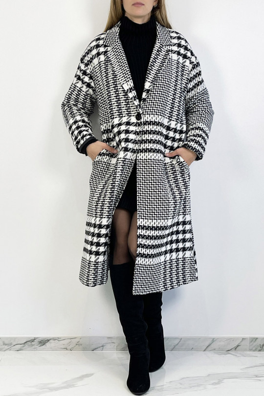 Long 3/4 coat with spaced houndstooth pattern with thick band creating an optical play that restructures the silhouette - 10