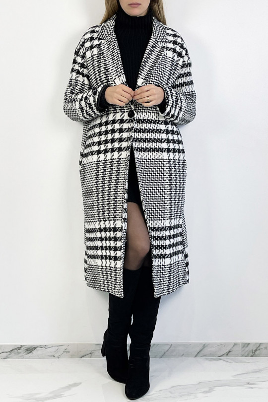 Long 3/4 coat with spaced houndstooth pattern with thick band creating an optical play that restructures the silhouette - 11
