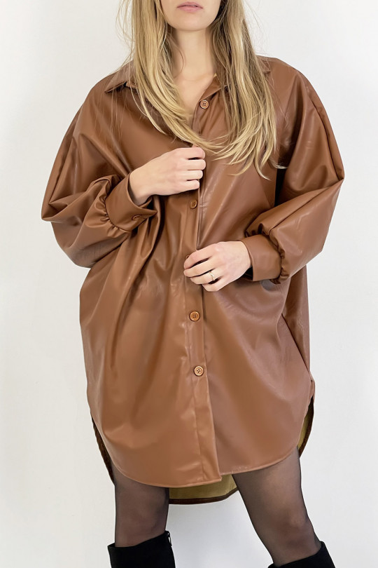 Robe chemise simili cuir marron mi-longue et fendue latéralement à manche bouffante et col à revers