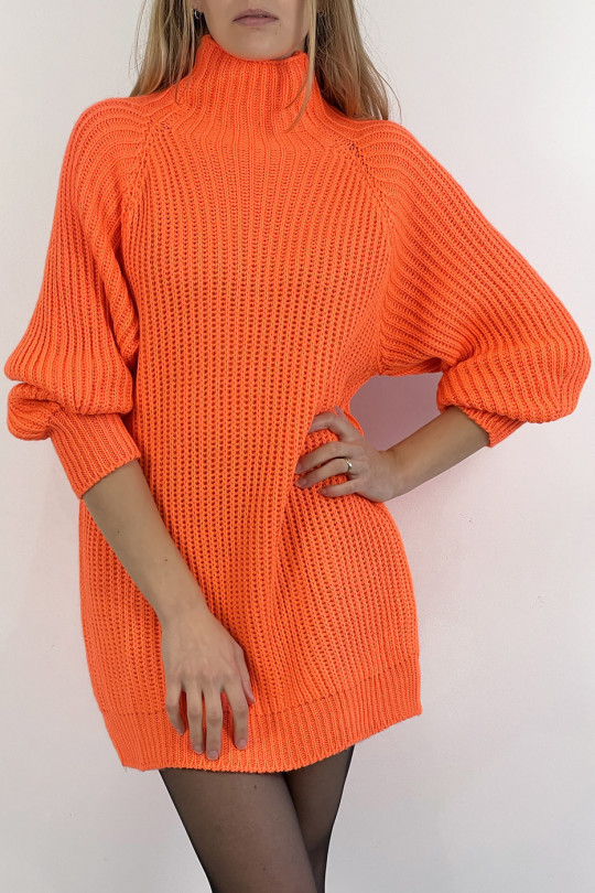 Oranje trui-jurk met gebreide look, rechte snit met pofmouwen en hoge kraag - 2