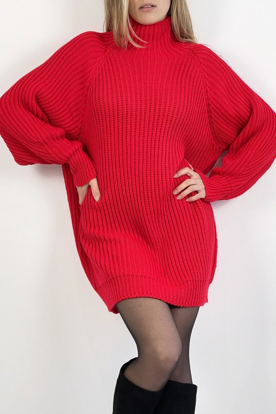 Rode trui-jurk met gebreide look, rechte snit met pofmouwen en hoge kraag - 7