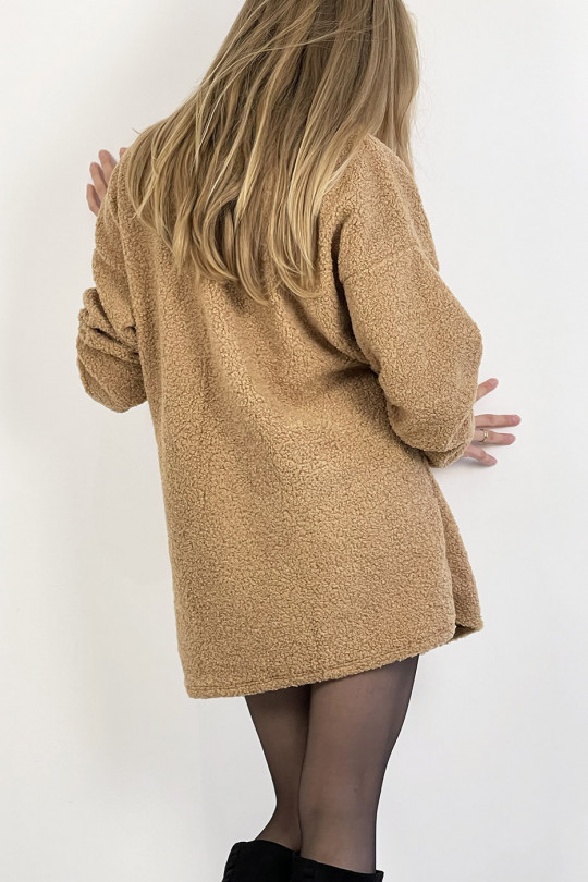 Korte camel sweaterjurk met moumoute-effect met hoge kraag, zacht, warm en comfortabel om te dragen - 1