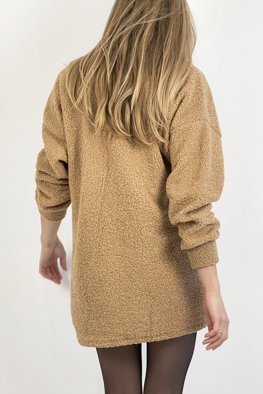 Korte camel sweaterjurk met moumoute-effect met hoge kraag, zacht, warm en comfortabel om te dragen - 2
