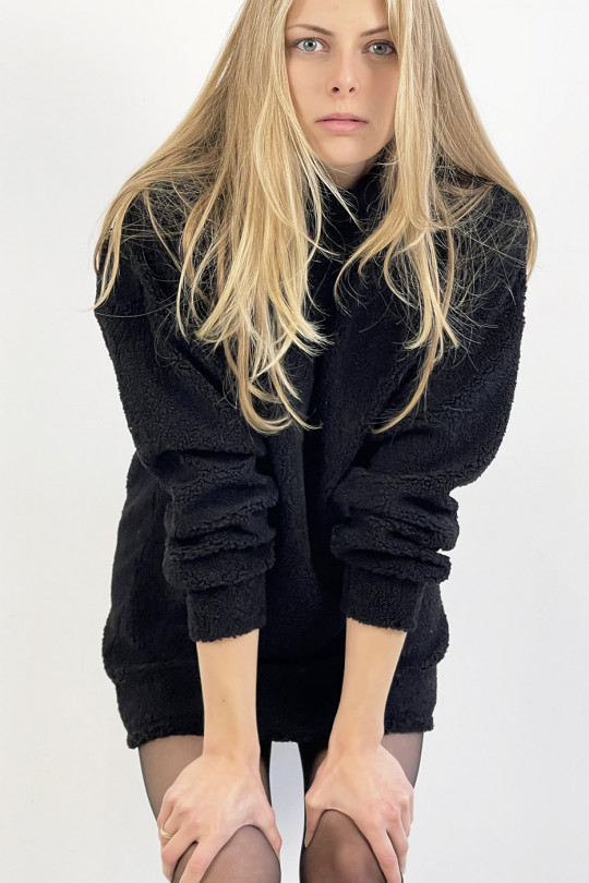 Korte zwarte sweaterjurk met hoge kraag, zacht, warm en aangenaam om te dragen - 1