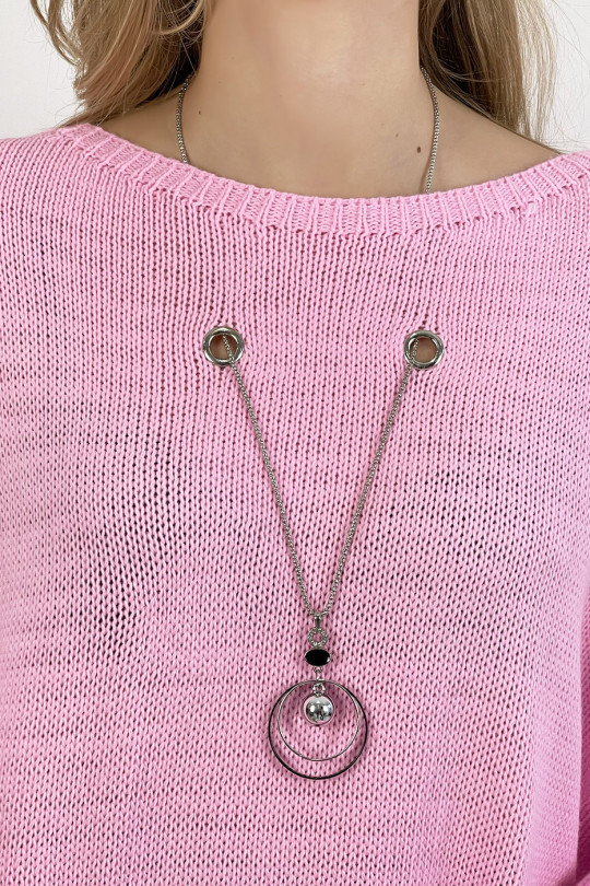 Robe pull rose col rond effet maille avec collier à perle incrustée au centre du pull et manche chauve souris - 1