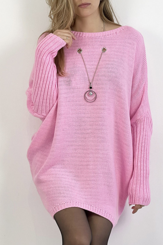 Robe pull rose col rond effet maille avec collier à perle incrustée au centre du pull et manche chauve souris - 6