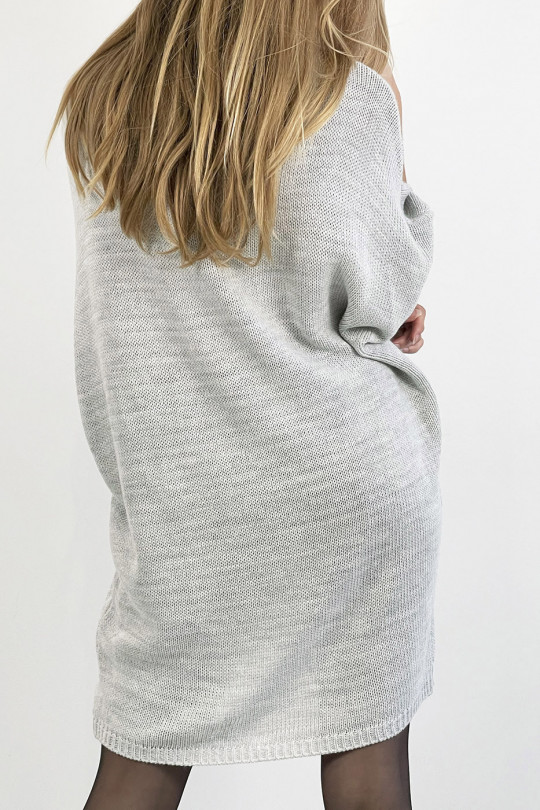 Grijze sweaterjurk ronde hals mesh effect met parelsnoer ingelegd in het midden van de trui en vleermuismouw - 2