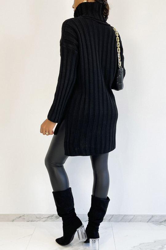Black chunky turtleneck sweater with asymmetric length - 1