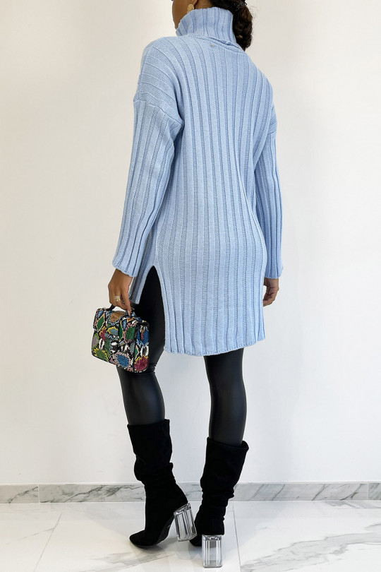 Pull col roulé épais bleu ciel à longueur asymétrique - 1