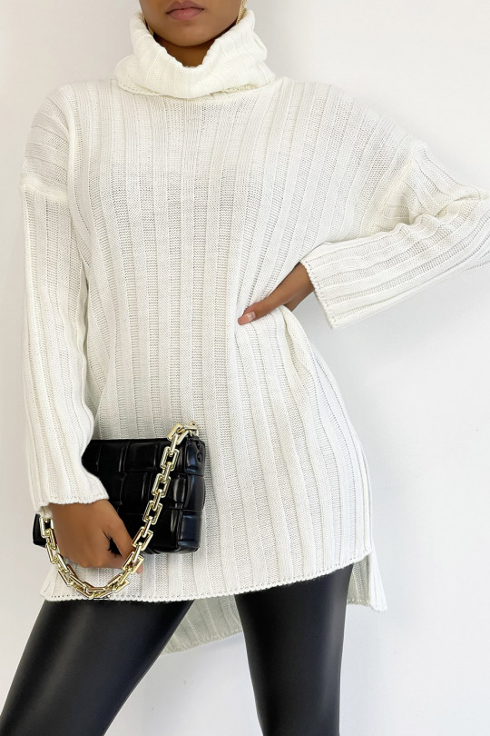 White chunky turtleneck sweater with asymmetric length - 3