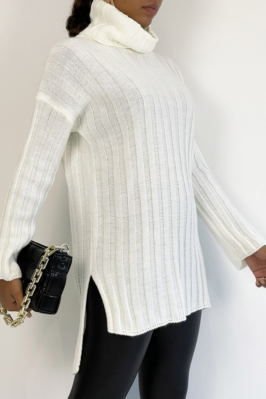 White chunky turtleneck sweater with asymmetric length - 4
