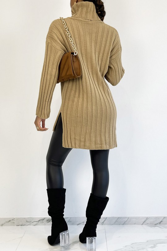 Thick camel turtleneck sweater with asymmetric length - 1