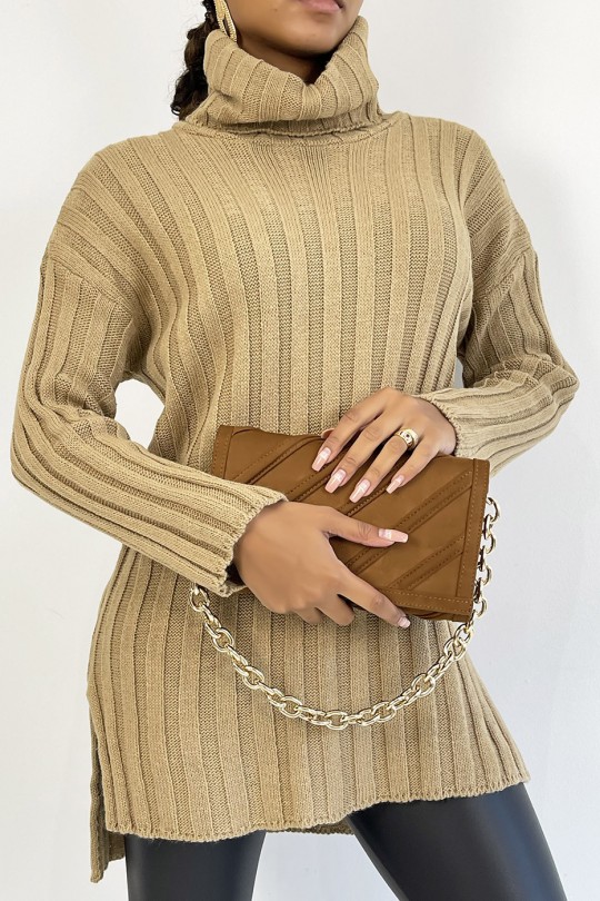 Thick camel turtleneck sweater with asymmetric length - 3