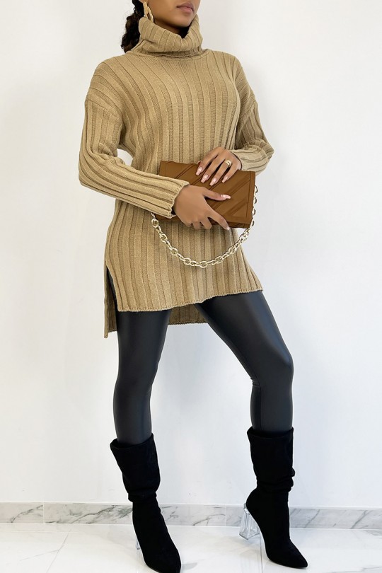 Thick camel turtleneck sweater with asymmetric length - 4