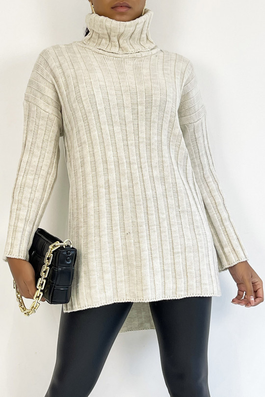 Thick beige turtleneck sweater with asymmetric length - 4