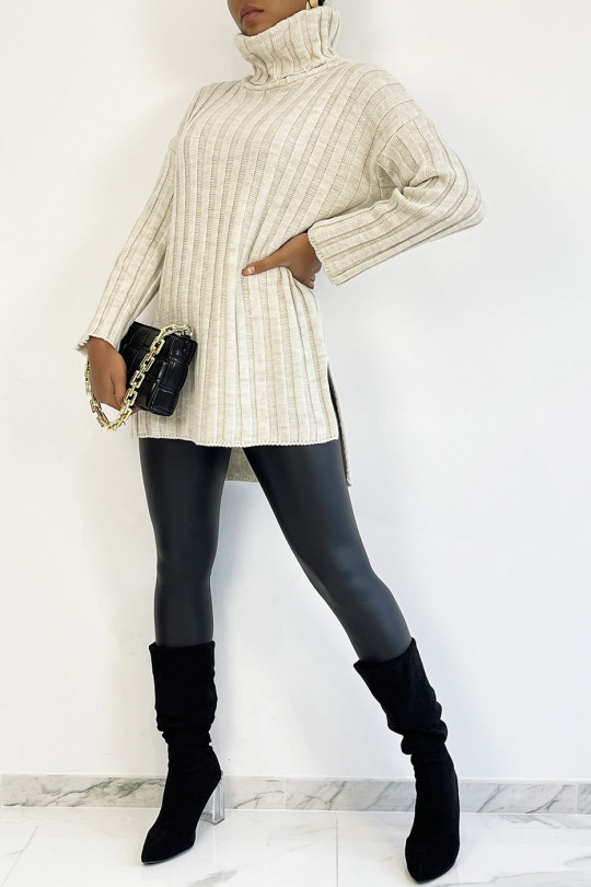 Thick beige turtleneck sweater with asymmetric length - 5