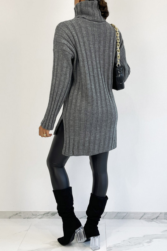 Gray chunky turtleneck sweater with asymmetric length - 1