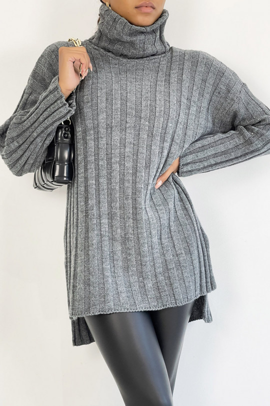 Gray chunky turtleneck sweater with asymmetric length - 2