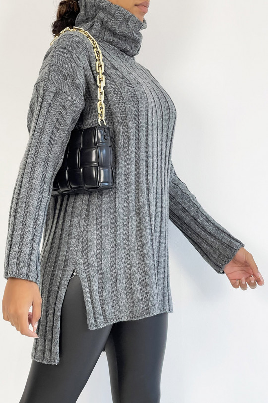 Gray chunky turtleneck sweater with asymmetric length - 3