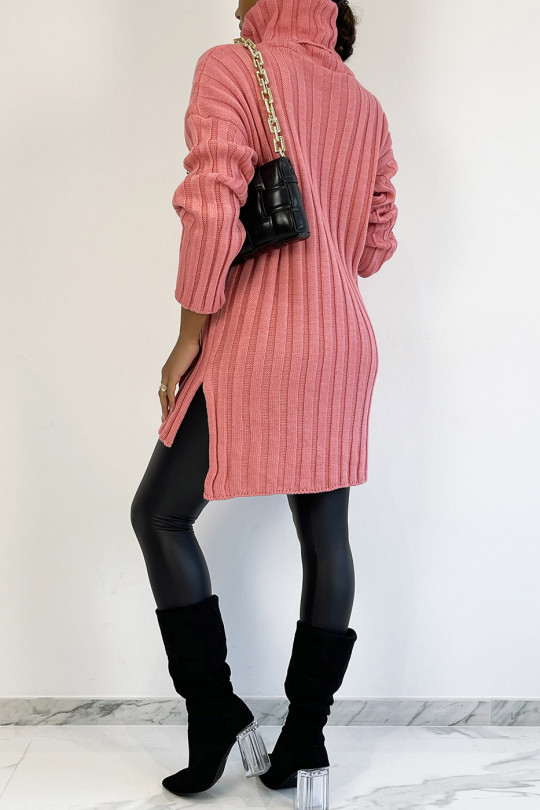 Pull col roulé épais fuchsia à longueur asymétrique - 1