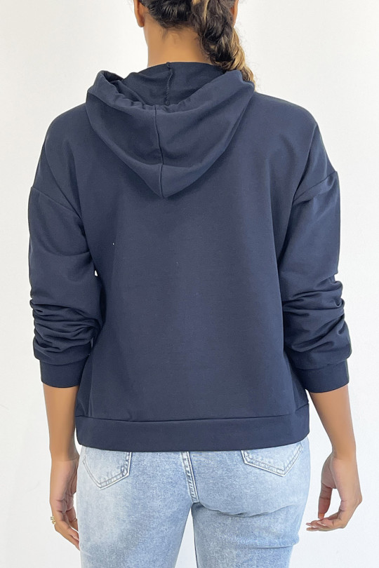 Marineblauwe hoodie met zak en SQUID GAMER-schrift - 1
