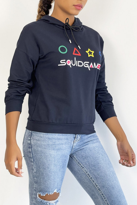 Navy cropped sweatshirt met capuchon en SQUID GAME-print - 2