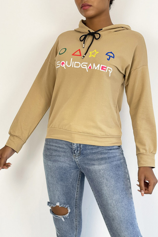 Camel kort sweatshirt met capuchon en SQUID GAME-print - 3