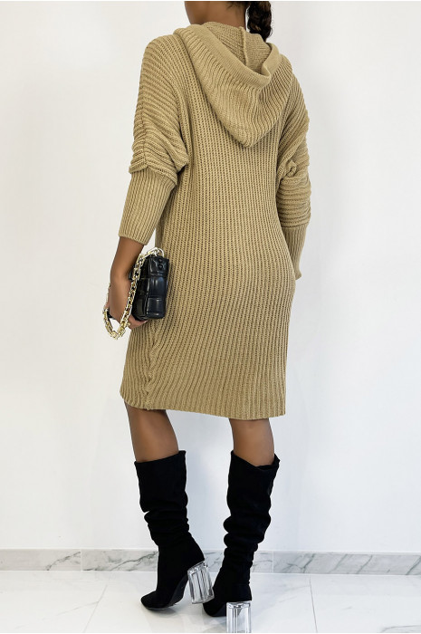 Robe pull oversize couleur camel en maille épaisse et à capuche avec manches chauves souris - 1