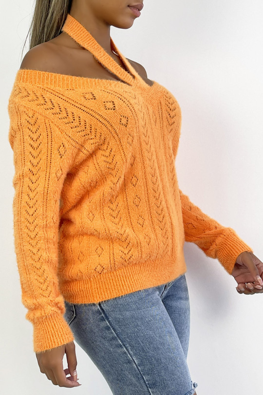 Zeer zachte, vitamine oranje trui met blote schouders en opengewerkte pointelle details. - 2