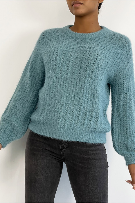 Pull bleu tombant et duveteux dans une belle matière chaude - 1
