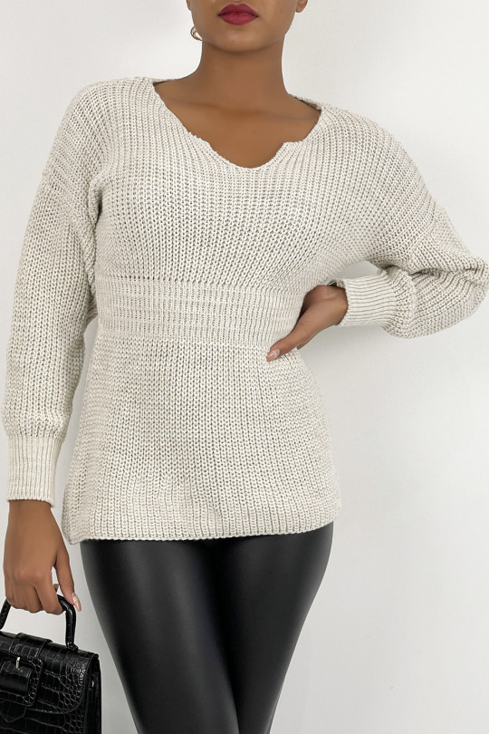 Pull mi-long beige effet maille avec col plongeant cintré à la taille et manche ample serrée au poignet - 6