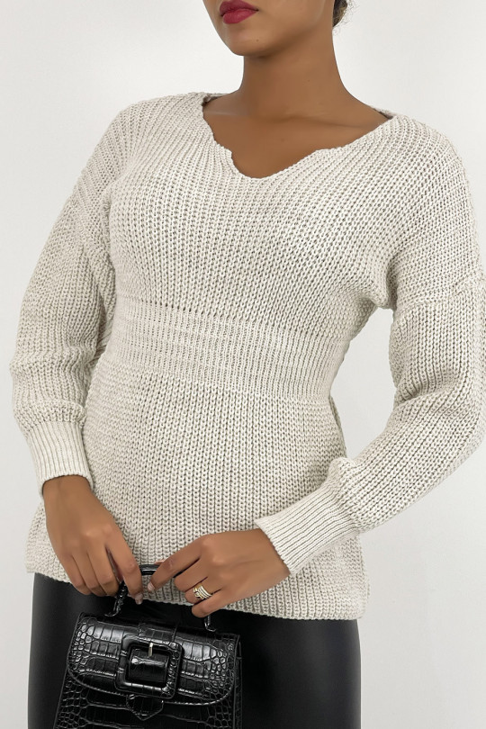 Pull mi-long beige effet maille avec col plongeant cintré à la taille et manche ample serrée au poignet - 7