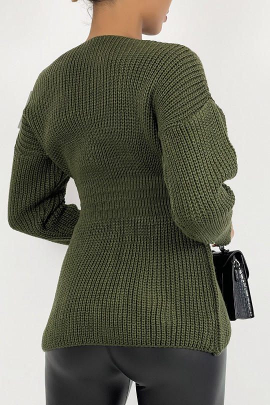 Mid-length khaki-green knit-effect sweater with plunging collar cinched at the waist and loose sleeve tight at the wrist - 3