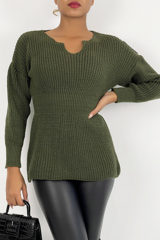 Mid-length khaki-green knit-effect sweater with plunging collar cinched at the waist and loose sleeve tight at the wrist - 5