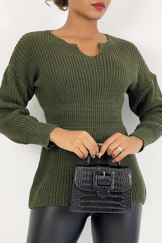Mid-length khaki-green knit-effect sweater with plunging collar cinched at the waist and loose sleeve tight at the wrist - 6