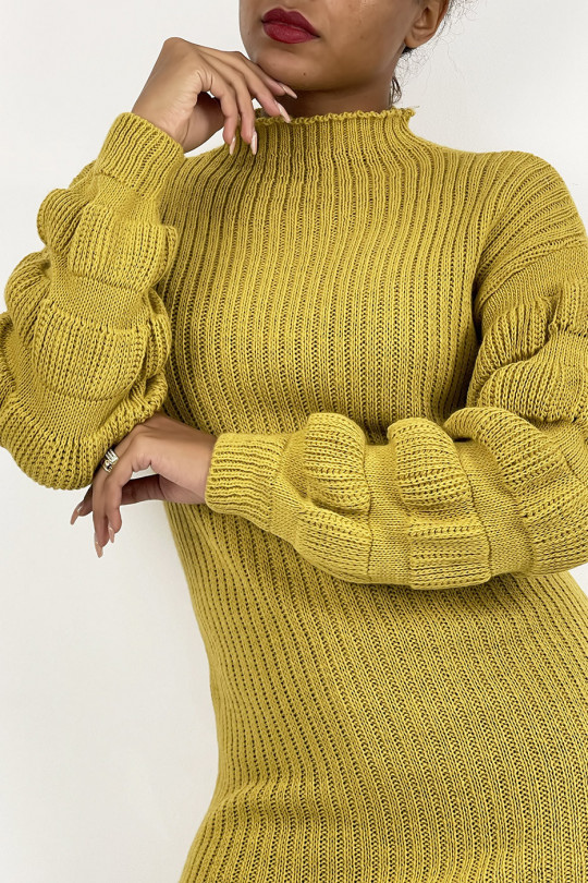 Mosterdgele sweaterjurk met gebreide look, opstaande kraag en pofmouwen - 1