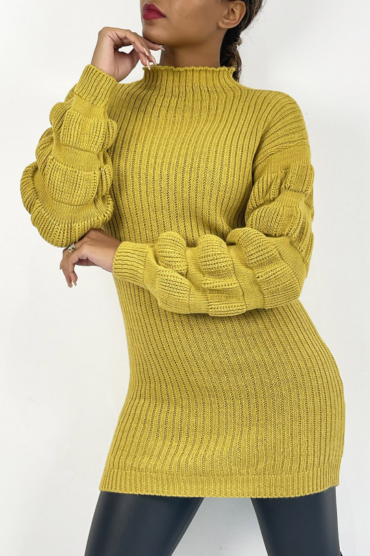 Mosterdgele sweaterjurk met gebreide look, opstaande kraag en pofmouwen - 4
