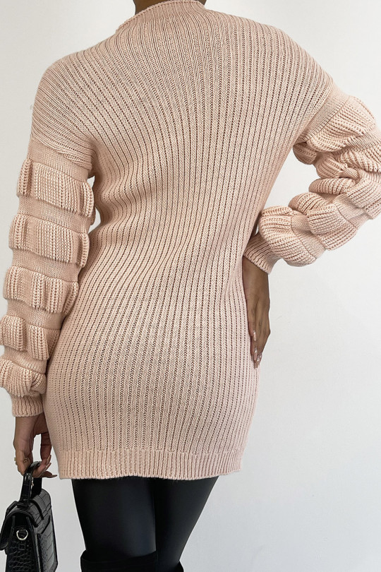 Roze gebreide sweaterjurk met hoge kraag en pofmouwen met reliëf - 1 Roze gebreide sweaterjurk met hoge kraag en pofmouwen met reliëf - 1