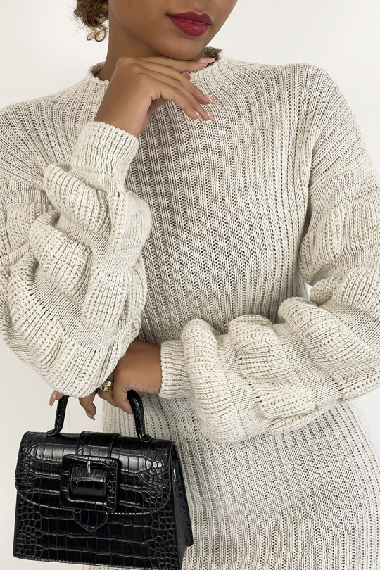 Robe pull beige effet maille avec col montant et manche bouffantes à relief - 1