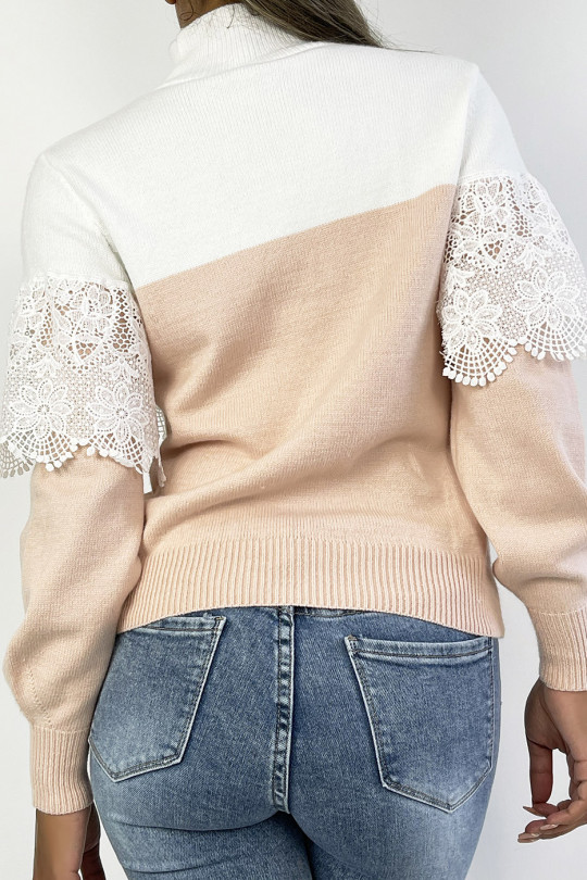 Poederroze en witte tweekleurige losse cropped sweater met hoge kraag en kanten sluier op de borst - 2