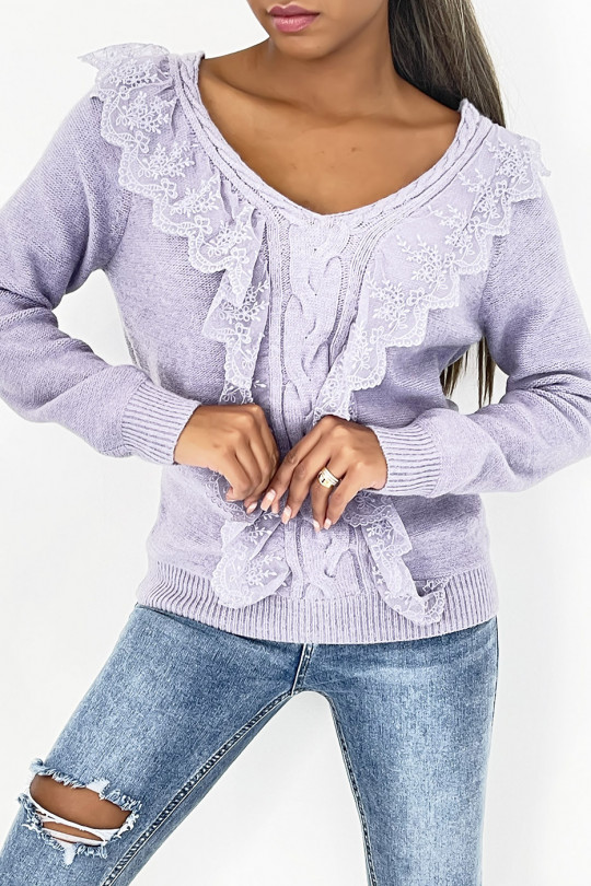 Cropped lilac sweater with braided V-neck and lace that unfurls in the center of the top. - 2