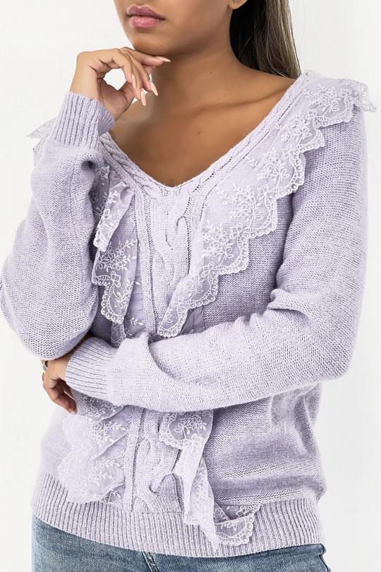 Cropped lilac sweater with braided V-neck and lace that unfurls in the center of the top. - 3
