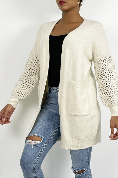 Zacht beige halflang vest met opengewerkte pofmouwen - 6