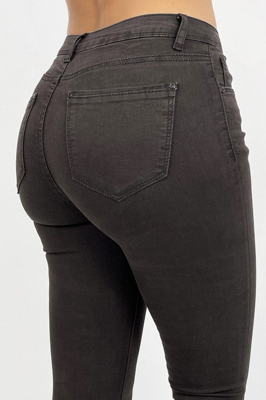Bruine slim jeans met gescheurde details aan de onderkant - 6