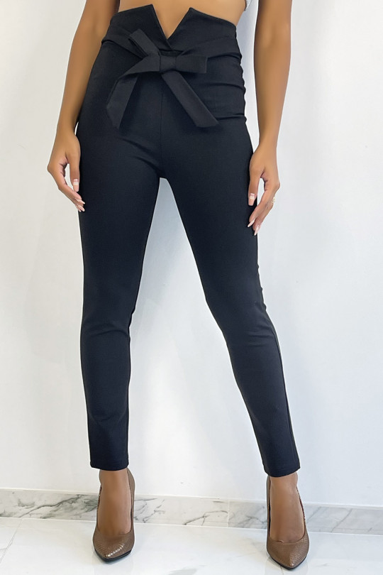 Pantalon slim noir taille haute avec ceinture et forme V - 1