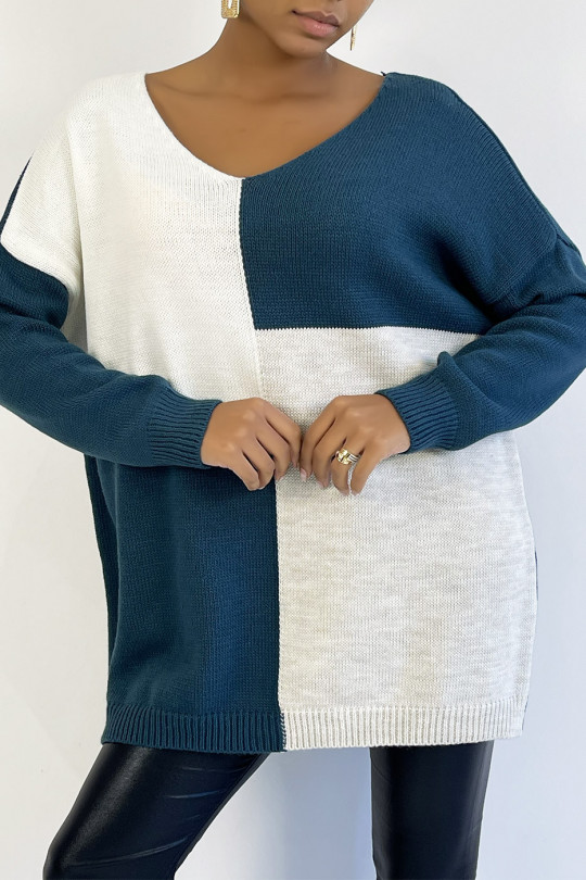 Oversized V-neck sweater with asymmetrical pattern in duck blue - 1