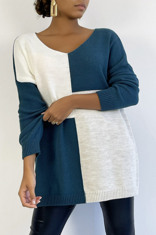 Oversized V-neck sweater with asymmetrical pattern in duck blue - 3